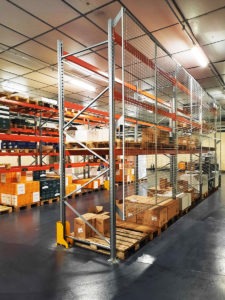 Paris et Île de France rack à palette pour le stockage de charges lourdes avec cloison grillagées de sécurité.