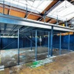 En Île de France, découvrez nos cloisons grillagées pour sécuriser vos espaces et vos produits sensibles dans vos ateliers et entrepôts.