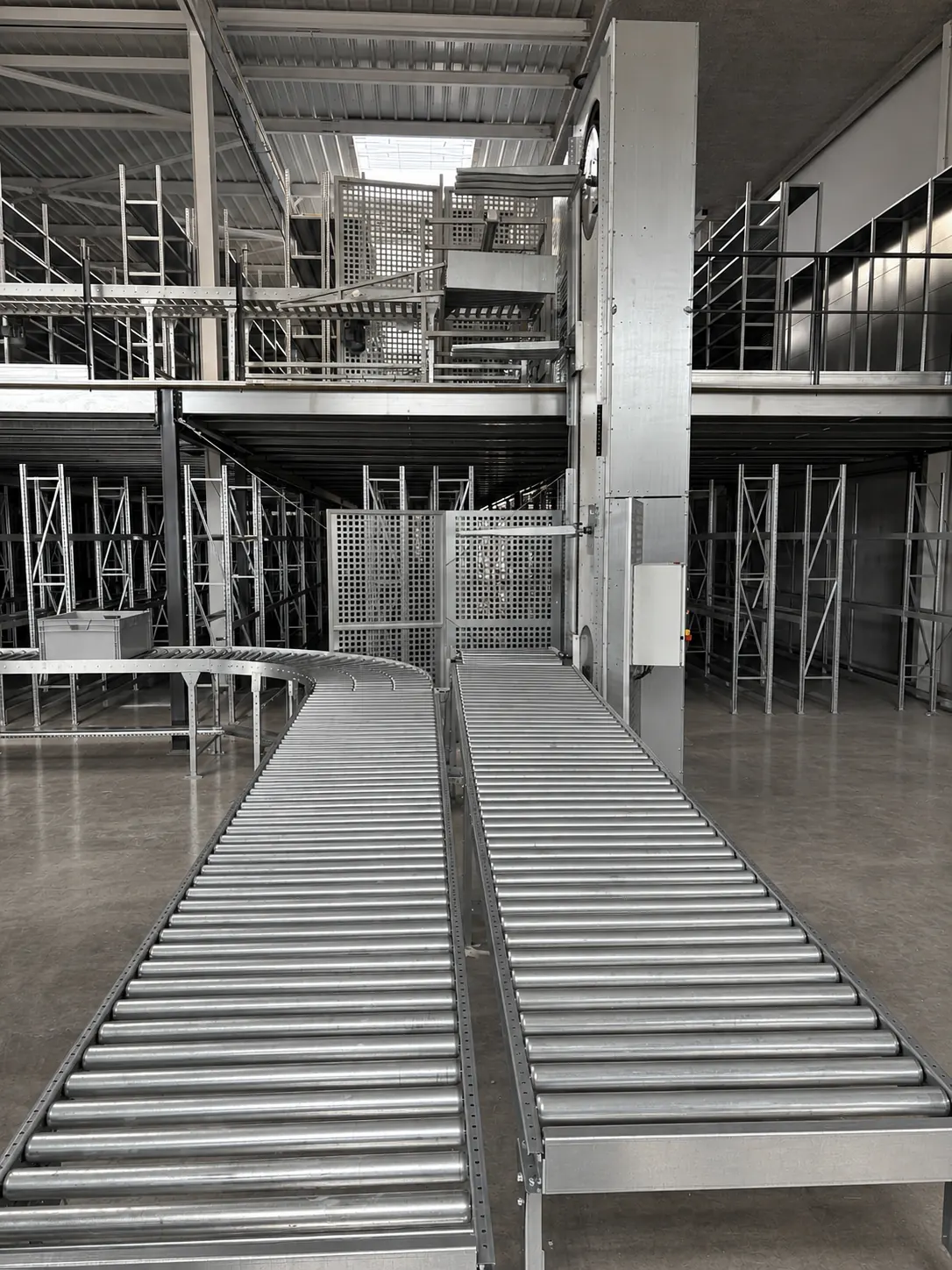 Convoyeur motorisé reliant les zones de la plateforme de stockage au Blanc-Mesnil